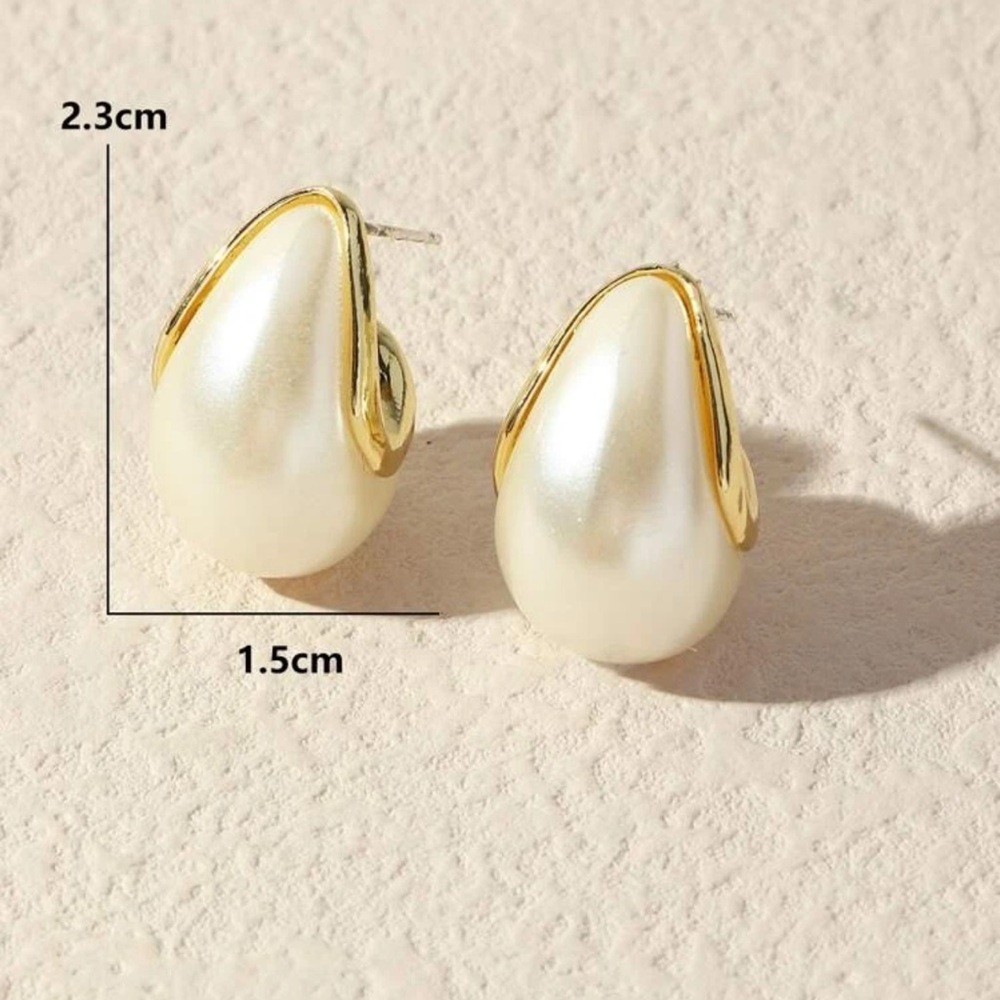 ✨ NWT Gold & Pearl modern simple earrings ✨ - Picture 3 of 4